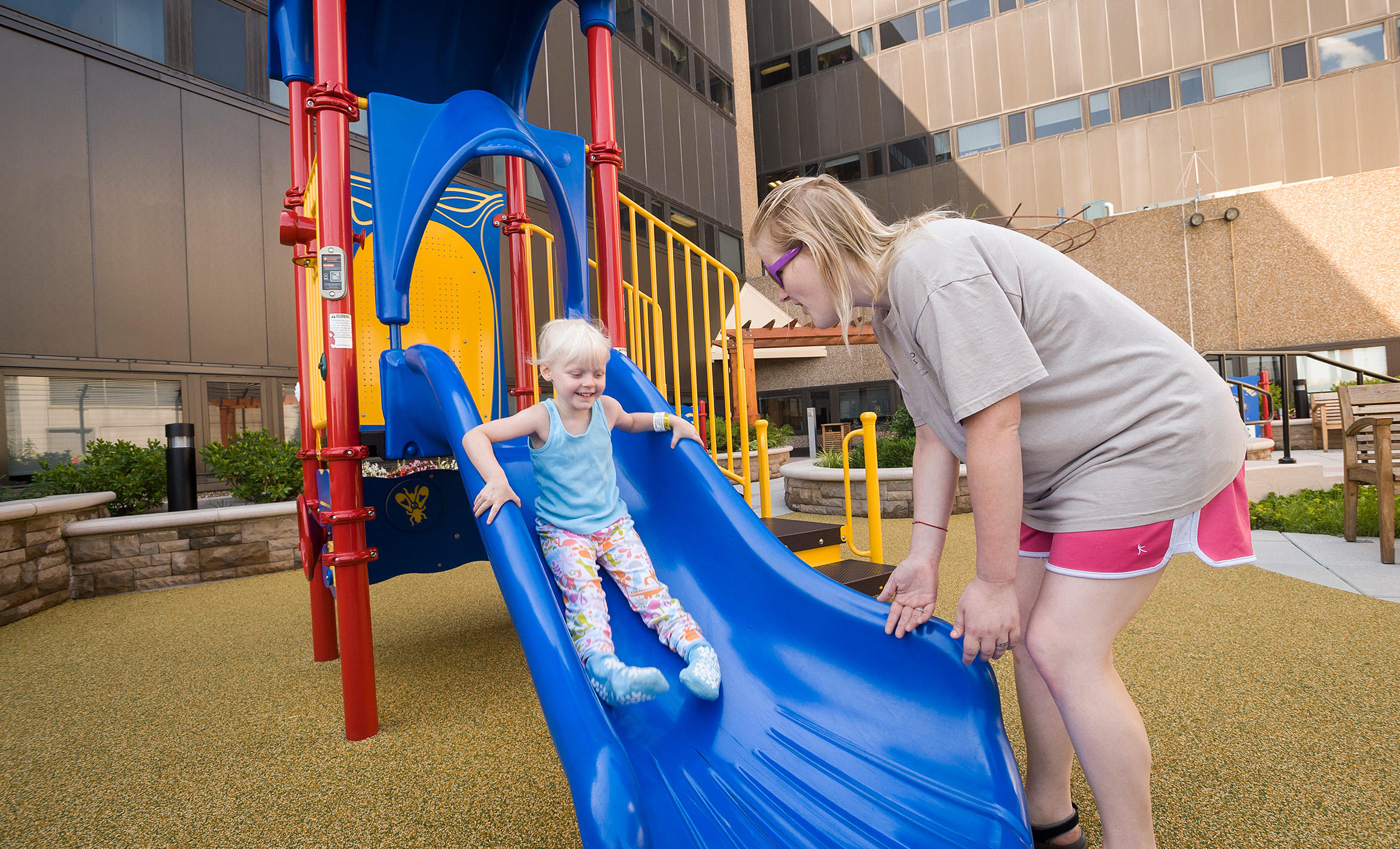 Jordanne Grossman with daughter Natalie at pediatrics rooftop garden/playground in Main Hospital. See model releases for parents and HIPPA release for child.